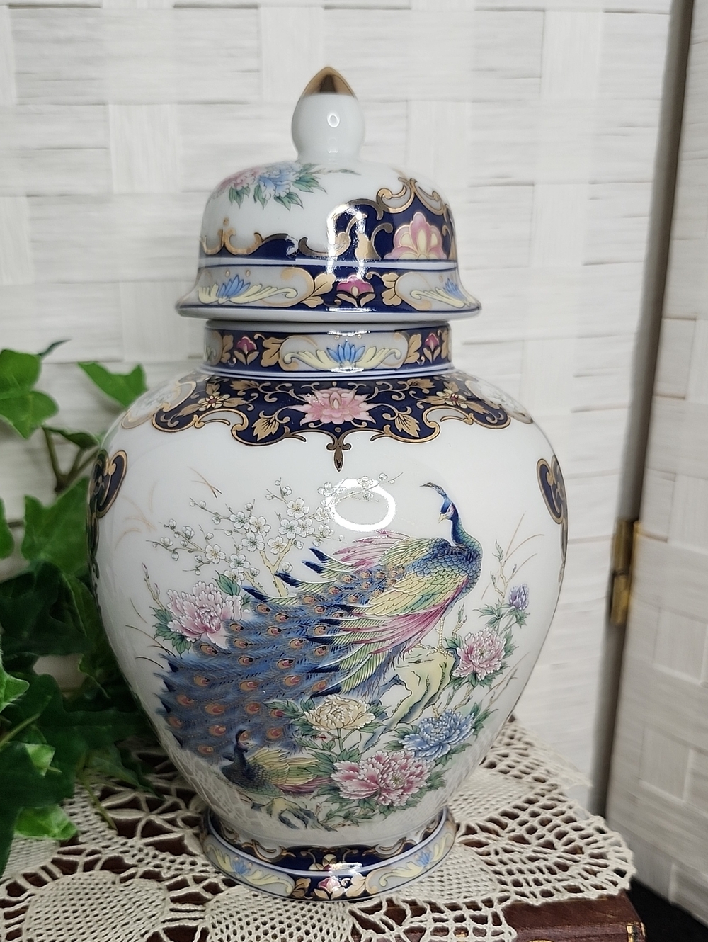 👉*VTG* BEAUTIFUL TOYO JAPANESE BLUE PEACOCK & FLORAL GINGER JAR URN W/ LID ~8½"